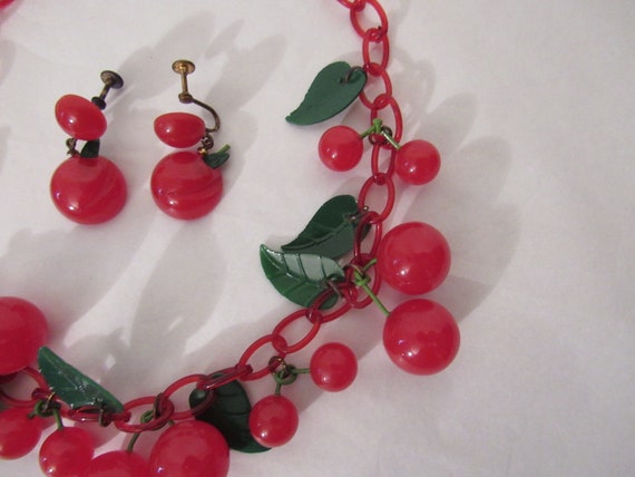 Vintage necklace, cherry red Bakelite necklace, c… - image 3