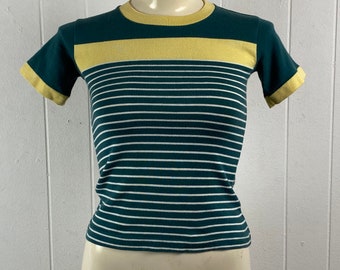 Könnte beinhalten: Ein gestreiftes T-Shirt mit kurzen Ärmeln und einem gelben Band über der Brust. Das Shirt ist grün und weiß.