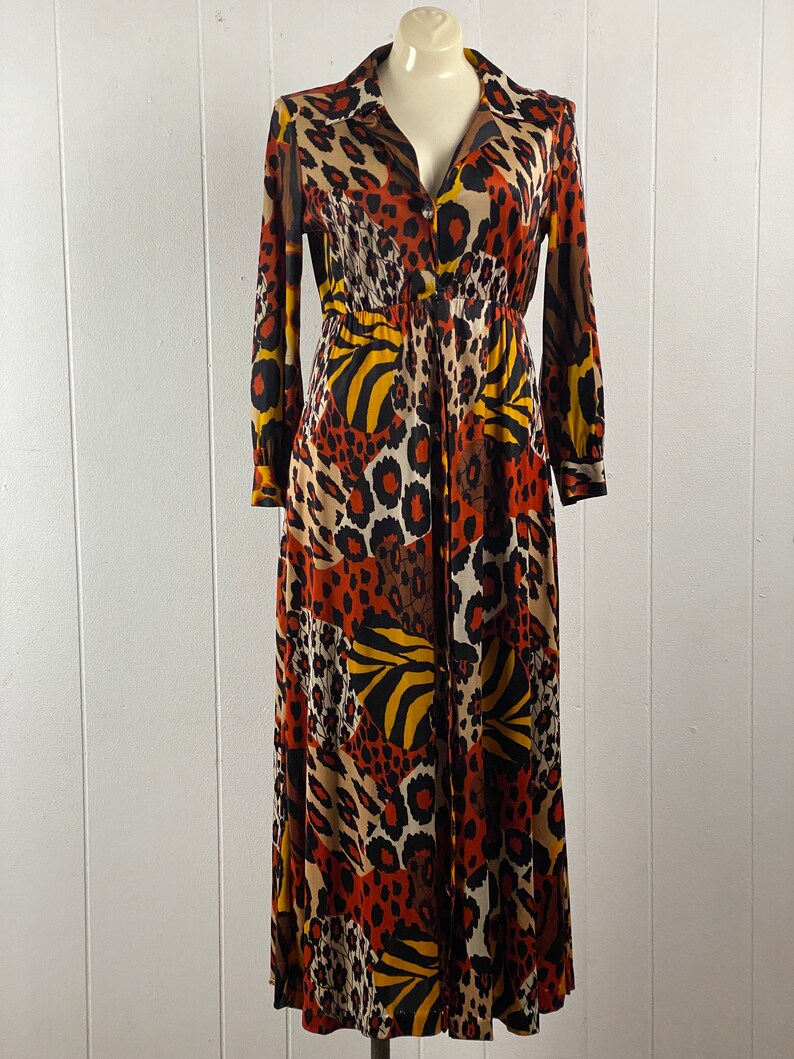 Puede incluir: Un vestido largo de manga larga con cierre de botones en la parte delantera y un estampado de animales de colores. El vestido est&aacute; hecho de una tela suave y fluida y tiene un corte holgado.