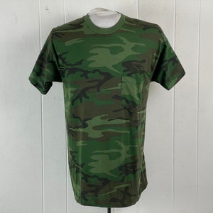 Vintage t shirt, size medium, 1980s t shirt, camo t shirt, pocket t shirt, camouflage t shirt, army t shirt, vintage clothing, NOS