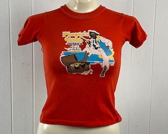 Vintage t shirt, size small, 1970s t-shirt, travel t shirt, Pirate&#39;s Gold, Jamaica t shirt, Pirate t shirt, red t shirt, vintage clothing