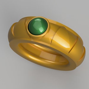 Puede incluir: Un anillo de oro con una piedra preciosa verde engastada en el centro. El anillo tiene una banda texturizada con un diseño en relieve.