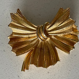 Vintage gold tone bow brooch pin