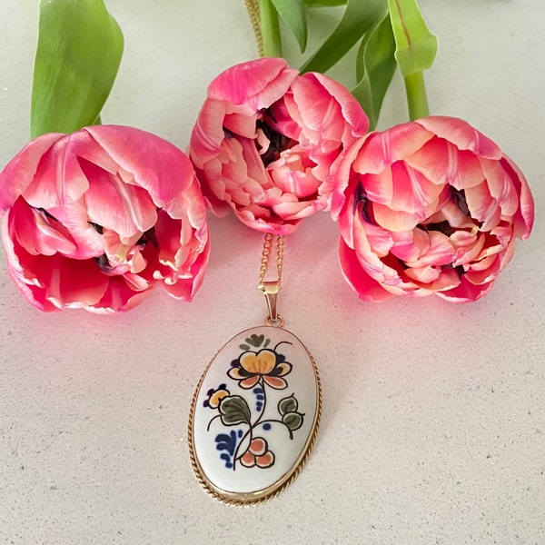 Pendentif Delft en or 9 carats, collier floral signé Delft vintage