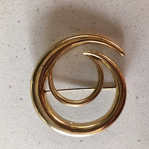 Gold swirl brooch pin