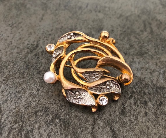 Calla lily brooch sale
