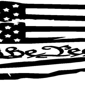 Puede incluir: Gráfico en blanco y negro de una bandera estadounidense desgastada con las palabras "We the People" en una fuente estilizada. El diseño de la bandera presenta estrellas y rayas con una apariencia desgastada y texturizada.