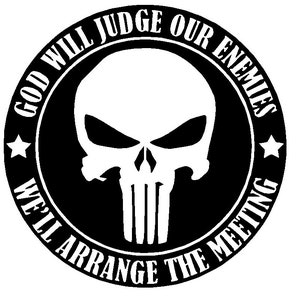 以下が含まれることがあります： 頭蓋骨の白黒のグラフィックデザイン。頭蓋骨の周りに円形で「God Will Judge Our Enemies We'll Arrange The Meeting」というテキストが書かれている。