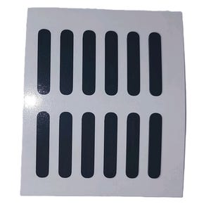 Könnte beinhalten: Ein Blatt weißes Klebepapier mit zwölf schwarzen rechteckigen Aufklebern. Die Aufkleber sind in zwei Reihen zu sechs angeordnet.