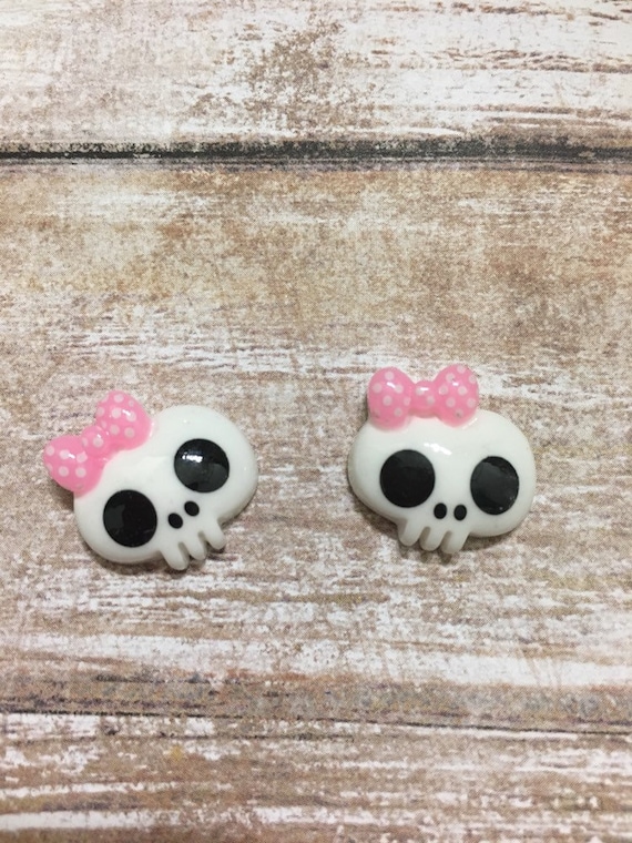 Emo Punk Kitsch Goth Rockabilly Buttons WHITE SKULLS WITH PINK GLITTER BOWS