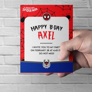 Puede incluir: Invitación a una fiesta de cumpleaños roja y azul con temática de Spiderman. La invitación dice "Happy B-Day Axel" e incluye la fecha y la hora de la fiesta.