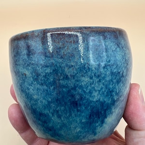 Xícara de cerâmica azul, xícara de cerâmica feita à mão, xícara de chá ou café, presente de aniversário ou amigo, xícara de cerâmica sem alça, copo de cerâmica, copo azul