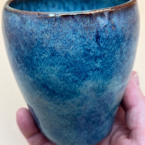Xícara alta de cerâmica azul, xícara de cerâmica feita à mão, xícara de chá e café, presente de aniversário ou para amigos, xícara de cerâmica sem alça, copo de cerâmica, copo azul
