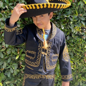 Traje de charro negro con 2025 dorado