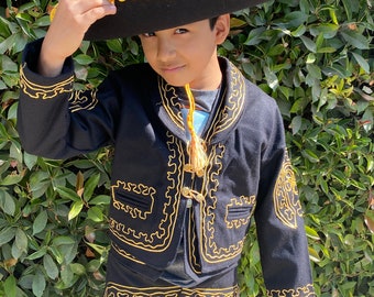 Traje de mariachi para niños: Traje de charro negro y dorado con sombrero.