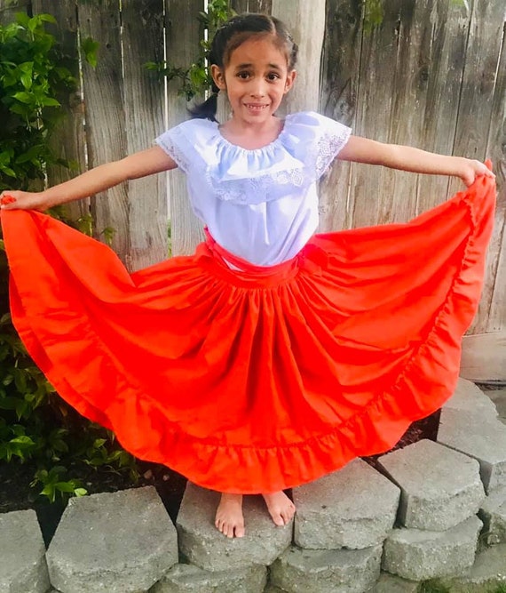 Falda roja con blusa blanca  Red skirts, Fashion, Red lace top