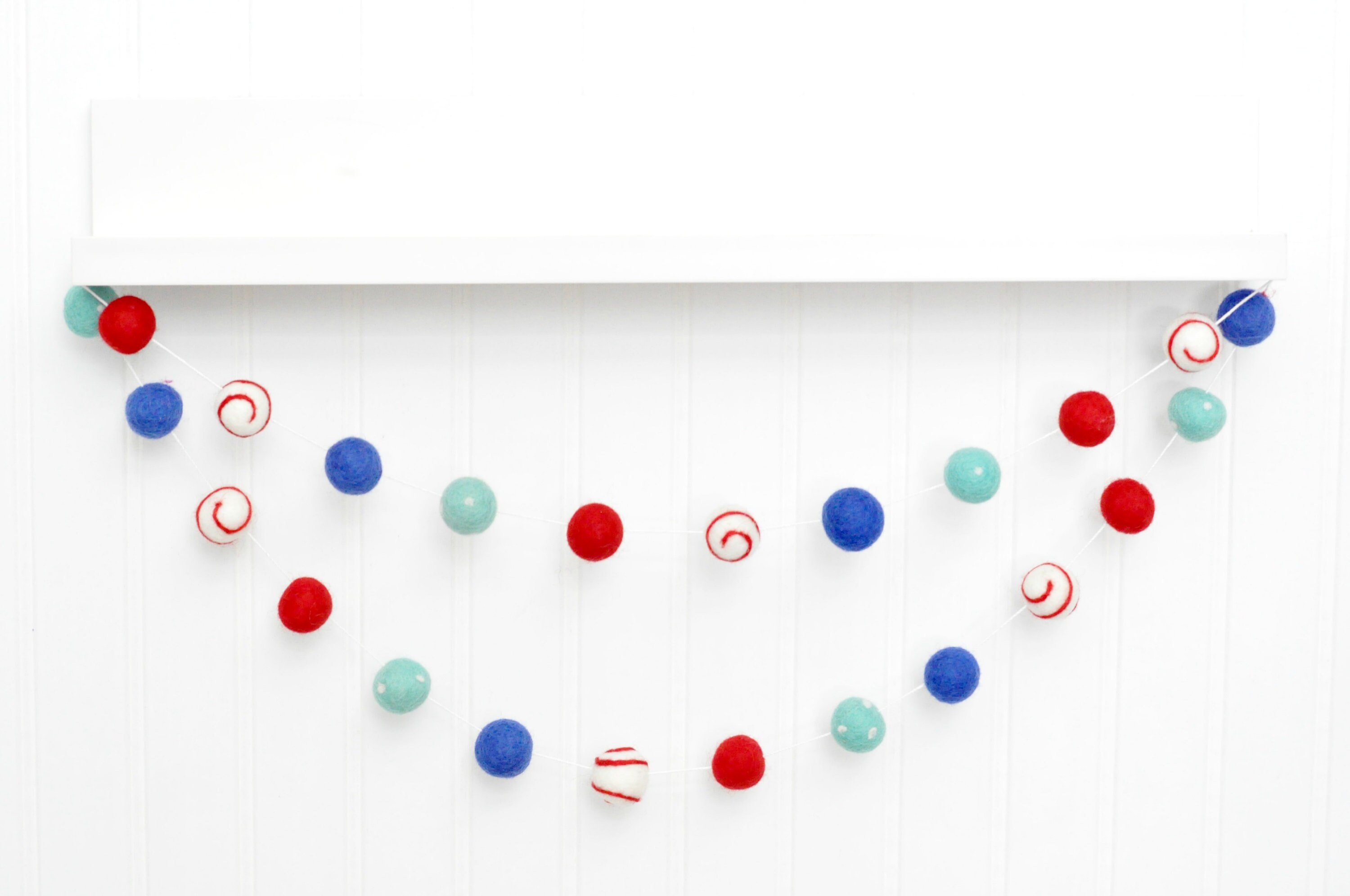 4. Juli Dekoration Set – Inkl. Banner, Luftballons, Vorhänge & Cake Topper, Rot-weiß-blau