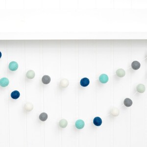 Guirlande boules en feutre : bleu marine, menthe, gris déco pour chambre de bébé