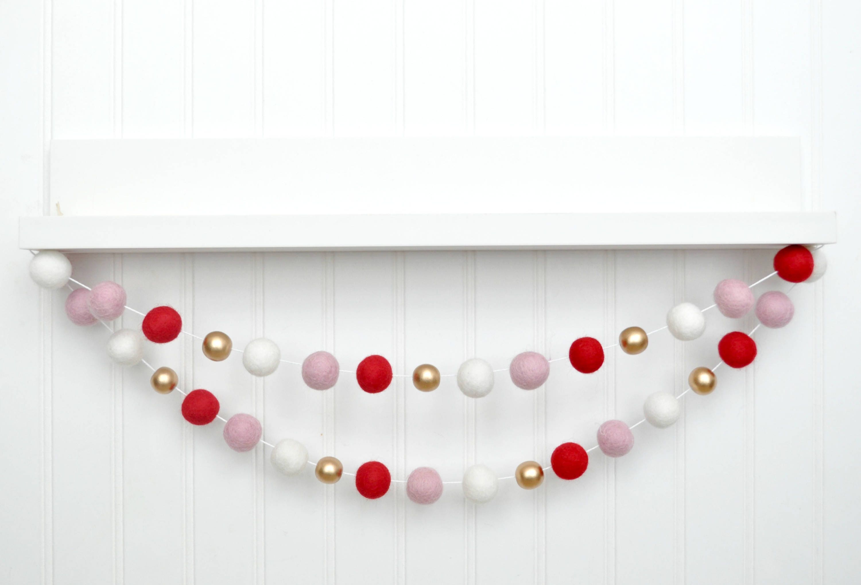 4 Ghirlande Con Pompon In Feltro Rosso Rosa Bianco - 1,8 Metri Ciascuna Per Decorazioni Feste E Matrimoni - 2