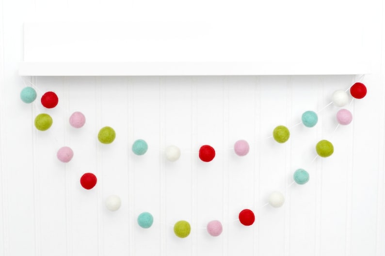 Kleurrijke vilten kerstslinger: rood, roze, groen, blauw