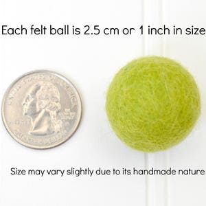 K&ouml;nnte beinhalten: Ein limegr&uuml;ner Filzkugel, 2,5 cm oder 1 Zoll gro&szlig;, neben einer US-amerikanischen 25-Cent-M&uuml;nze zum Gr&ouml;&szlig;envergleich. Jede Filzkugel ist 2,5 cm oder 1 Zoll gro&szlig;. Die Gr&ouml;&szlig;e kann aufgrund der handgefertigten Natur leicht variieren.