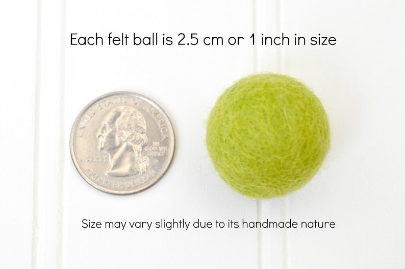 K&ouml;nnte beinhalten: Ein limegr&uuml;ner Filzkugel, 2,5 cm oder 1 Zoll gro&szlig;, neben einer US-amerikanischen 25-Cent-M&uuml;nze zum Gr&ouml;&szlig;envergleich. Jede Filzkugel ist 2,5 cm oder 1 Zoll gro&szlig;. Die Gr&ouml;&szlig;e kann aufgrund der handgefertigten Natur leicht variieren.