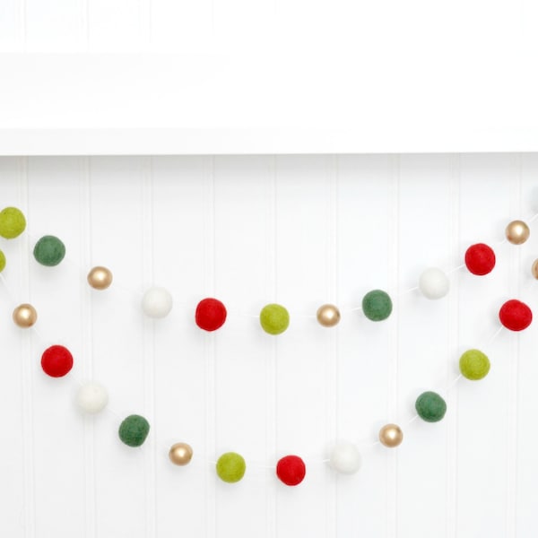Weihnachtsgirlande: Rote, Grüne, und Weiße Wollfilz-pom-poms mit Goldperlen