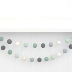 Guirlande boules en feutre menthe : décoration pastel pour chambre de bébé