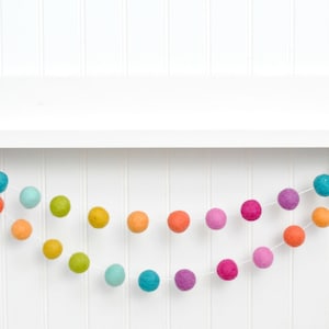 Bright Rainbow Felt Ball Garland - Birthday Party - Playroom Decoration - Children&#39;s Room