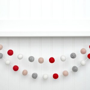Valentinstag Filzkugel Girlande: Rot, Blush, Grau, Weiss PomPoms