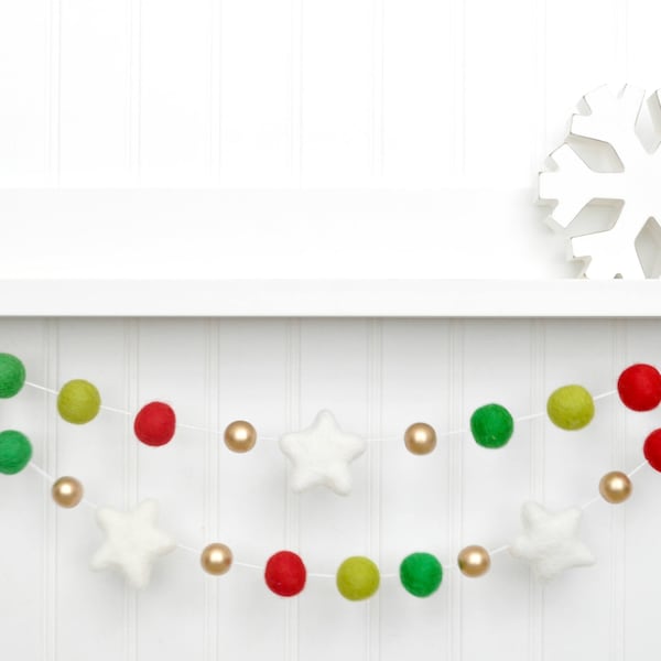 Christmas Decoration, Christmas Mantle, Red and Green Felt Ball Garland, Star Garland, Christmas Garland, Christmas Banner, Pom Pom Garland