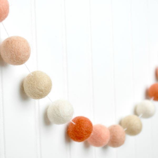 Guirlanda de bolas de feltro para berçário boho: bolas de lã coral, pêssego e creme