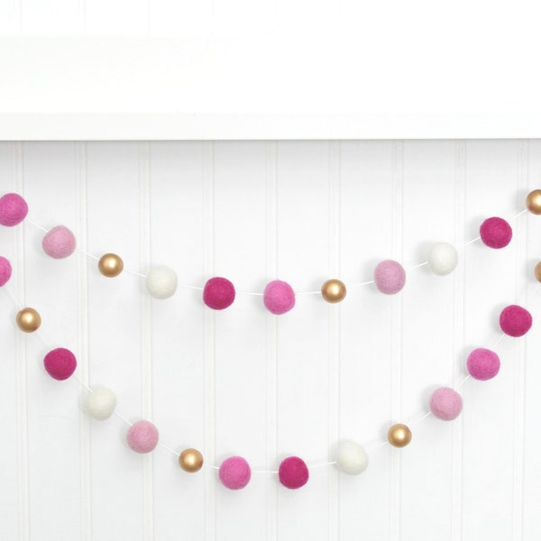 Roze en goudkleurige vilten ballenslinger: Valentijnsdagdecor