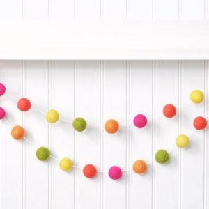 Heldere zomerslinger - neonroze, geel, groen, oranje vilten pom-poms - decoratie poolparty