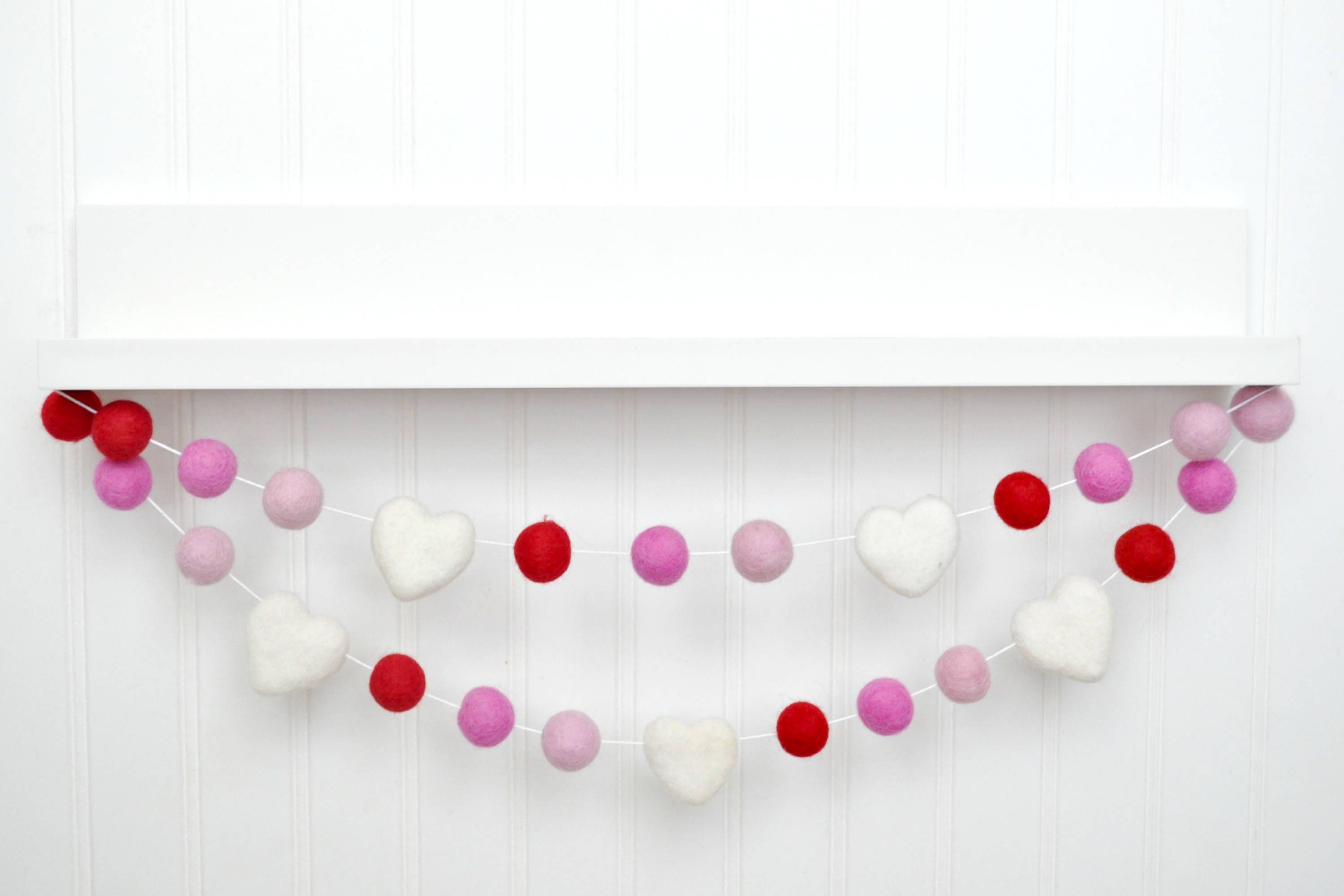 Ghirlanda di palline di feltro per San Valentino: decorazioni rosse, rosa, bianche e dorate - Italia