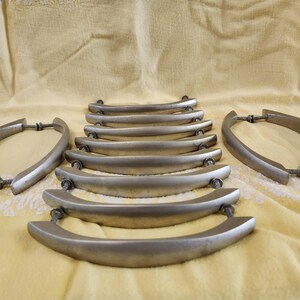 K&ouml;nnte beinhalten: Rustikales Holzschild mit dem wei&szlig;en Schriftzug "Welcome to our home". Das Schild hat eine Used-Optik und ein schlichtes, einladendes Design, ideal f&uuml;r die Dekoration.