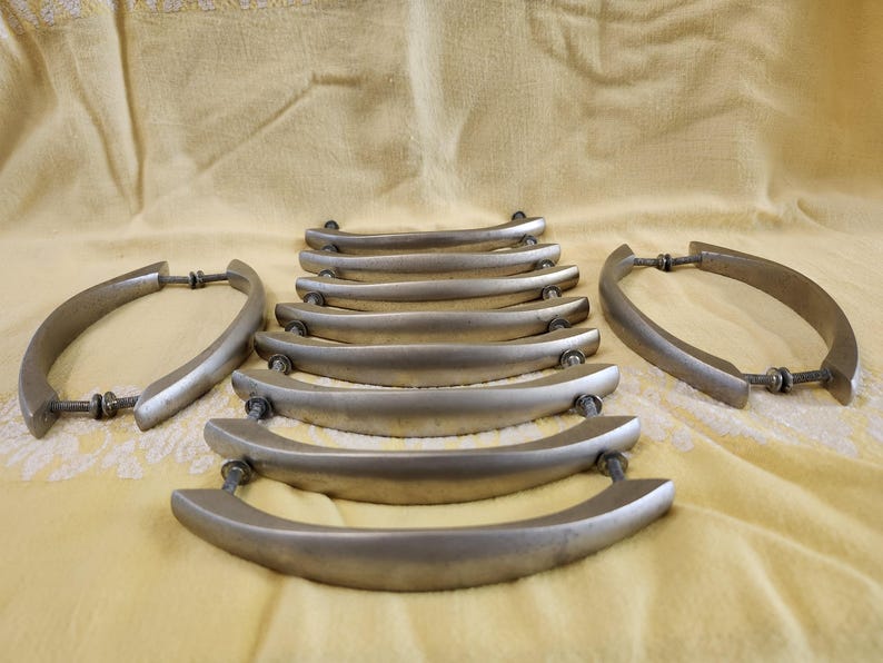 K&ouml;nnte beinhalten: Rustikales Holzschild mit dem wei&szlig;en Schriftzug "Welcome to our home". Das Schild hat eine Used-Optik und ein schlichtes, einladendes Design, ideal f&uuml;r die Dekoration.