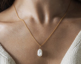 CHLOE. Gold Pearl Pendant Necklace