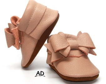Mocasines de bebé de cuero hechos a mano, zapatos con lazo en color nude y rubor