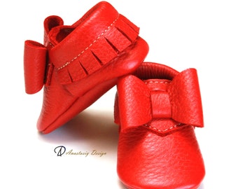 Mocassini in pelle rossa per bambini: scarpe con fiocco fatte a mano