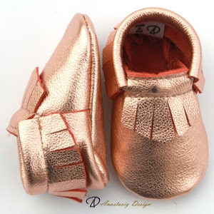 Baby Moccasins Leather Baby Moccasins, Rose Gold Fringed Leather Baby Moccasins, Baby Girl Moccasins, Toddler Moccasins, Baby Girl Shoes imagem 5