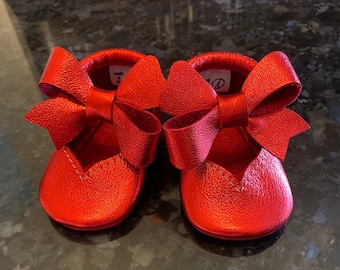 Mocasines de bebé hechos a mano de cuero rojo metalizado, Mary Janes con lazo