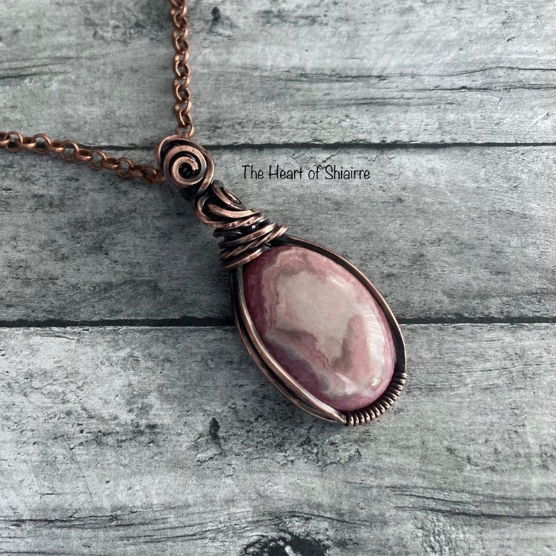 Pendentif enveloppé de fil de rhodochrosite. Cuivre. Amour. Compassion. Le pardon de soi. Croissance personnelle. Bijoux artisanaux fabriqués à la main. Idée cadeau. image 4