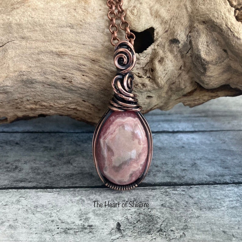 Pendentif enveloppé de fil de rhodochrosite. Cuivre. Amour. Compassion. Le pardon de soi. Croissance personnelle. Bijoux artisanaux fabriqués à la main. Idée cadeau. image 1