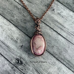 Pendentif enveloppé de fil de rhodochrosite. Cuivre. Amour. Compassion. Le pardon de soi. Croissance personnelle. Bijoux artisanaux fabriqués à la main. Idée cadeau. image 5