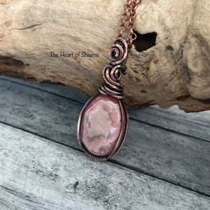 Pendentif enveloppé de fil de rhodochrosite. Cuivre. Amour. Compassion. Le pardon de soi. Croissance personnelle. Bijoux artisanaux fabriqués à la main. Idée cadeau. image 2