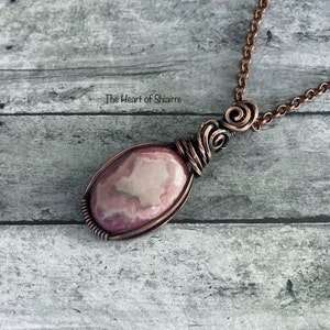 Pendentif enveloppé de fil de rhodochrosite. Cuivre. Amour. Compassion. Le pardon de soi. Croissance personnelle. Bijoux artisanaux fabriqués à la main. Idée cadeau. image 6