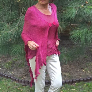 Formelle Kleidung mit fuchsiafarbener Bluse und Punsch. Zweiteiliges Set. Ein fuchsiafarbener Zwilling aus Viskoseseide.