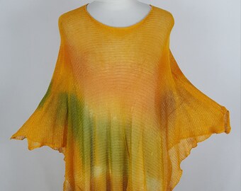 Peut inclure: Un poncho en tricot jaune, orange et vert dégradé avec une coupe ample et fluide.
