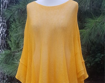Peut inclure: Un poncho en tricot jaune à la coupe ample et fluide. Le poncho est fait d'un tissu léger et respirant et présente un design simple et élégant.